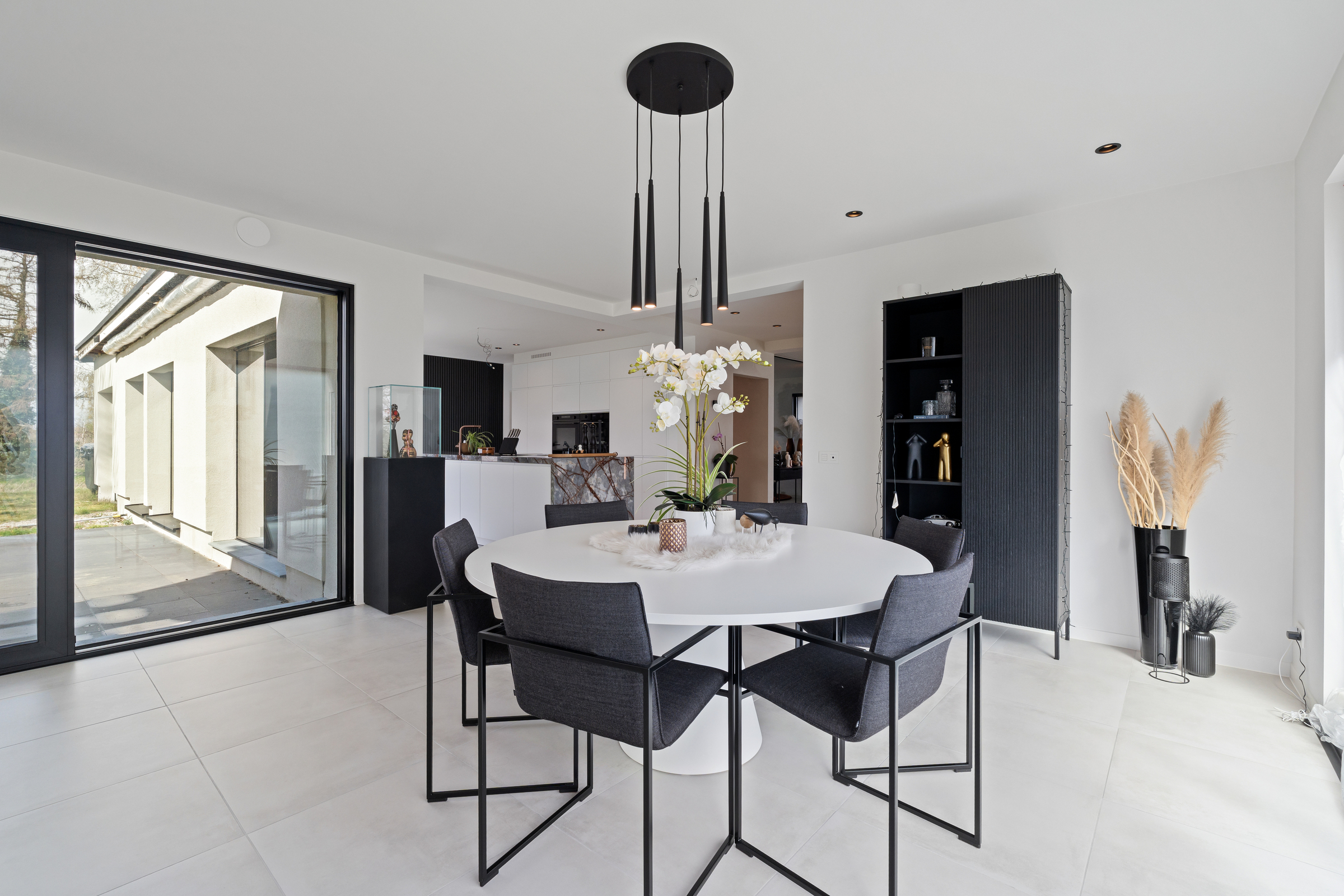 Luxueus gerenoveerde bungalow op 2878 vierkante meter - foto 5