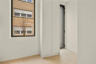 <p><span><span>Alweer VERKOCHT op 1e BEZOEKDAG.</span></span></p><p>"ABSOLUTE TOPPER" - Afspraak ENIGE BEZOEKDAG ENKEL telefonisch via Randy Remue op 0479/99. 99. 90, meer info via Facebook "Remue Randy" - LIKE de pagina en blijf op de hoogte van alle nieuwe woningen. De stukken van de woning zijn te consulteren op www.immo-zone.be. In WETTEREN vinden we te Collegiebaan 6 deze super energiezuinige woning met 3 slaapkamers en stadstuin terug. Indeling: Op het gelijkvloers bevindt zich de moderne volledig uitgeruste keuken die naadloos overgaat in de leefruimte met zicht op en toegang tot de binnentuin. Op het gelijkvloers treffen we nog de knappe moderne badkamer met wastafel en inloopdouche. Er is een afzonderlijk toilet voorzien. Via de vaste trap komen we terecht op het 1e verdiep waar we de eerste 2 volwaardige slaapkamers terug vinden. Op het 2de verdiep treffen we de 3e ruime slaapkamer. Er zijn zonnepanelen aanwezig. Deze woning is een ABSOLUTE TOPPER voor starters, gezinnen of investeerders. Gelegen vlakbij winkels, scholen, openbaar vervoer en op 5 km van de autosnelweg. <br />P-score: A / G-score: A. VOOR ZEER SNELLE BESLISSERS!!<br />IMMO ZONE RHODELAND RANDY REMUE  0479/99. 99. 90 </p>