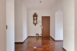 Op de derde verdieping van de August Vermeylenlaan bevindt zich dit op te frissen appartement van 90 m². Dankzij de rustige ligging, het vele groen...