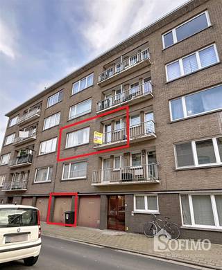 INSTAPKLAAR APPARTEMENT MET DRIE SLAAPKAMERS, 2 TERRASSEN EN GARAGE IN CENTRUM IEPER! Het appartement bevindt zich op de tweede verdieping en bestaat...