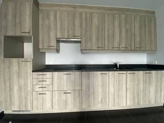 LOCATION:This apartment is excellent and centrally located in Eeklo. The center of Eeklo is within walking/cycling distance: the...