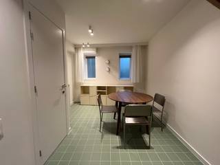 In Ekkergem, in een rustig en doodlopend straatje nabij de Coupure en op een steenworp van de faculteit van de Bio-ingenieurs, bevindt zich dit bijzondere triplexappartement.<br /><br />In het gebouw is nog één ander appartement aanwezig. <br />Gemeenschappelijke inkomhal. <br /><br />Het gelijkvloers omvat een stijlvolle keuken met een aangename eetruimte en een afzonderlijk gastentoilet. De open traphal bevindt zich centraal, en geeft een bijkomende eigentijdse touch. <br /><br />Op de eerste verdieping bevinden zich een ruime badkamer met dubbel lavabomeubel en inloopdouche, een afzonderlijk toilet en een multifunctionele ruimte die kan worden ingericht als zithoek of slaapkamer.<br /><br />De bovenste verdieping beschikt over twee slaapkamers, ingericht met oog voor design én functionaliteit. Beide kamers zijn voorzien van ingemaakte kasten en bureau (mooi én efficiënt). Daarnaast beschikken beide slaapkamers over airconditioning.<br /><br />De vorige huurders betaalden een provisie van € 200 per maand voor de vaste kosten, nutsvoorzieningen, water en internet. Bij de jaarlijkse afrekening werd dit bedrag niet overschreden.<br /><br />Indien de huurder geen domicilie neemt op het adres, is de eventuele tweedeverblijftaks ten laste van de huurder.