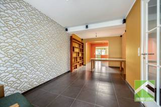 Deze woning is gelegen in een rustige woonbuurt net buiten het stadscentrum en met supermarkt en station op wandelafstand.<br />Via het steegje naast de woning heb je toegang tot de achtergelegen garage.<br /><br />In de voorbije jaren werd de woning grondig vernieuwd met ondermeer een nieuw dak, vloeren, keuken en badkamer.<br /><br />INDELING: <br />x inkomhal met vestiairehoek; <br />x ruime doorlopende woonkamer; <br />x aansluitend de ingerichte keuken; <br />x achtergelegen wasplaats/berging en toilet.<br /><br />x ruime, propere kelder, ideaal als koele berging.<br /><br />Op de eerste verdieping: <br />x een ruime slaapkamer vooraan; <br />x badkamer met bad/douchecombinatie, toilet en lavabomeubel.<br />x vaste trap naar de ingerichte zolder met Veluxraam als tweede slaapkamer.<br /><br />Achter de woning een gezellig koertje met doorgang naar de garage.<br /><br />Door de renovatie met muur- en dakisolatie heeft de woning een mooi EPC-label C.<br /><br />INTERESSE? Maak dan telefonisch een afspraak voor bezichtiging op ons nummer 012 23 00 23 of mail uw vragen aan roland@immo-leroi.be.