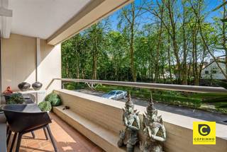 <p><span>Moder 2 slaapkamer appartement met airco en terras!</span></p><p><span>Dit instapklaar en lichtrijk appartement is voorzien van alle hedendaagse comfort en ligt op de 1</span><span><sup>ste</sup></span><span> verdieping van een gebouw met toplocatie. Winkels, parken, scholen, horeca, sportfaciliteiten, openbaar vervoer en invalswegen zijn steeds vlakbij, evenals het bruisende Antwerpse stadsleven. Ook structureel is dit pareltje een echte topper, u geniet een uitstekend EPC, conforme elektriciteit en het is asbestveilig. Vanuit elke ruimte kijkt u uit op de omringende natuurpracht, uw privacy is dan ook 100% gewaarborgd. Kortom, een garantie op kwalitatief en zorgeloos wonen en/of investeren.</span></p><p><span>Inkomhal, leefruimte & keuken:</span></p><p><span>De hoogwaardige afwerking wordt meteen duidelijk bij het betreden van het appartement via de inkomhal met veiligheidsdeur, ingemaakte vestiaire, tussendeur met gietijzeren look en videofoon. De omvangrijke leefruimte geniet een prachtige natuurlijke lichtinval, kijkt uit op het groen en is voorzien van airco en elektrische sunscreens. De open keuken met berging sluit perfect aan bij de woonkamer en is uitgerust met kwalitatieve "Whirlpool" toestellen (keramisch vuur, dampkap, combi-oven, koelkast, vriezer en vaatwasser).</span></p><p><span> </span></p><p><span>Nachthal, slaapkamers, badkamer & toilet:</span></p><p><span>Een moderne en uitermate praktische waskast werd subtiel geïntegreerd in de nachthal die de leefruimte eveneens afschermt met een trendy tussendeur in gietijzeren look. Beide slaapkamers (8,5 & 15m²) kijken uit op het groen, beschikken over elektrische rolluiken en verzekeren uw goede nachtrust. De riante master-bedroom met airco heeft directe toegang tot het terras. De rustieke badkamer omvat een fantastische inloop-/regendouche met gemarmerde douchewand, een strak wasmeubel met bijhorende spiegelkast en mechanische ventilatie. Een plek met een hoog zen-gehalte waar je volledig tot rust kan komen. Het toilet met handenwasser is apart.</span></p><p><span> </span></p><p><span>Terras, kelder & autostaanplaats:</span></p><p><span>Het charmante, inpandige terras leent zich perfect om volop te genieten van een stevig ontbijt of een zonnige lunch, steeds in een groene omgeving. In de namiddag biedt de buitenruimte dan weer de nodige afkoeling tijdens de hete zomerdagen, ideaal om na een drukke werkdag geheel tot rust te komen, al dan niet met een goed glas in de hand. De kelderberging is inbegrepen. De ondergrondse autostaanplaats is optioneel (€ 15.000). </span></p><p><span> </span></p><p><span>Extra troeven:</span></p><p><span>- Toplocatie</span></p><p><span>- Verhuizen, uitpakken en genieten</span></p><p><span>- EPC B (85m²)</span></p><p><span>- Airco</span></p><p><span>- Elektriciteit conform</span></p><p><span>- Asbestveilig</span></p><p><span>- HR ramen</span></p><p><span>- Hoge afwerkingsgraad</span></p><p><span>- Elektrische rolluiken en sunscreens</span></p><p><span>- Terras</span></p><p><span>- Kelder en autostaanplaats</span></p><p><span> </span></p>