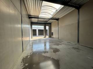 Deze kwalitatieve nieuwbouwunit (Unit 5) is gelegen in de Sarosstraat te Berlare en heeft een oppervlakte van 112,5 m².<br />De unit is geschikt voor diverse toepassingen zoals opslag, magazijn, productie en groothandel.<br /><br />De bedrijfsunit beschikt over een volledige vrije overspanning en is opgebouwd met duurzame materialen zoals een steeldeck dakconstructie, geïsoleerde buitenwanden en betonnen scheidingswanden. Verder is de unit uitgerust met een onderhoudsvriendelijke polierbetonvloer, een lichtstraat met RWA-koepel en een ruime sectionaalpoort van 4 meter breed en 4,5 meter hoog. Daarnaast is er ook een aparte inkomdeur met raampartij voorzien.<br /><br />Op technisch vlak is de unit volledig uitgerust met onder andere drijfkracht 40A, stadswater, internetaansluiting en aansluiting op een regenwater- en septische put. Ledverlichting en enkele stopcontacten worden standaard voorzien. Sanitair is eveneens mogelijk.<br /><br />Extra troeven:
<ul>
<li>privatieve parkeerplaats inbegrepen</li>
<li>extra parkingzone met laadpalen aanwezig op de site</li>
<li>algemene brandcentrale aanwezig</li>
<li>vlot bereikbaar</li>
<li>Algemene kosten: €40/maand</li>
<li>Beschikbaar vanaf 1 september 2026</li>
</ul>
Ideale bedrijfsunit voor ondernemers die op zoek zijn naar een moderne en functionele ruimte op een strategische locatie.