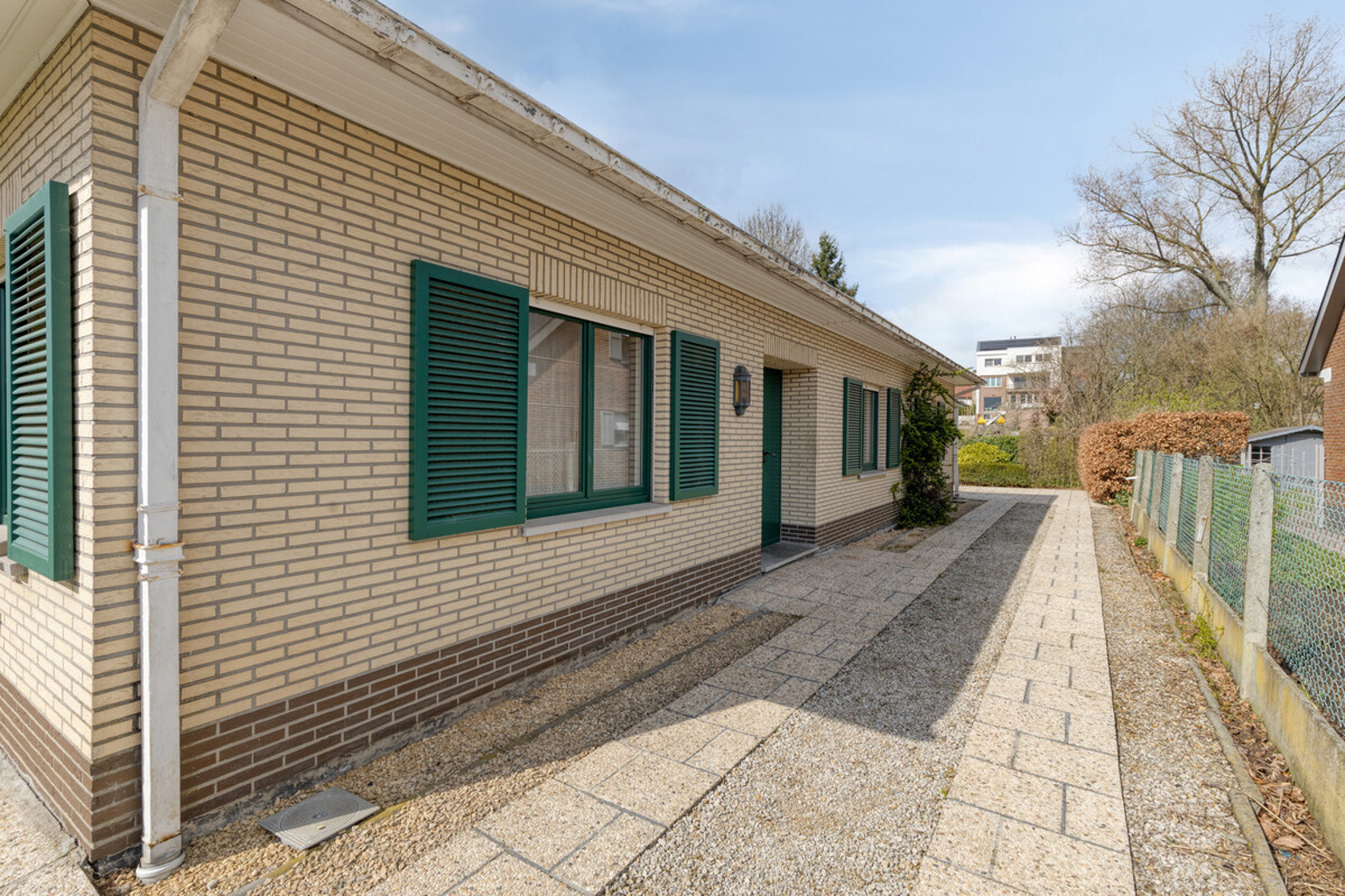 Bungalow van 176 m² met garage en tuin - foto 4