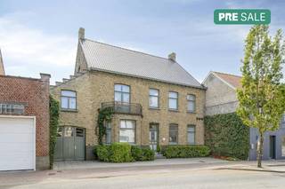Deze uitstekend onderhouden woning, gebouwd in 1930, beschikt over een royale bewoonbare oppervlakte van 282 m² op een perceel van 700 m². Dankzij het EPC-label D geldt bovendien geen renovatieverplichting, waardoor u onmiddellijk kunt genieten van deze prachtige eigendom.<br /><br />Bij het betreden van de woning springen de vele authentieke elementen meteen in het oog. De hoge plafonds, karaktervolle afwerking en royale ruimtes zorgen voor een warme en stijlvolle sfeer die perfect wordt gecombineerd met het uitstekende onderhoud door de huidige eigenaars.<br /><br />Met maar liefst zeven volwaardige slaapkamers biedt deze woning uitzonderlijk veel ruimte, ideaal voor grote gezinnen, een vrij beroep of wie op zoek is naar extra kamers voor hobby's of thuiswerk.<br /><br />Ook de buitenomgeving vormt een absolute troef. Achteraan bevindt zich een verzorgde en aangename tuin met een vijver en een praktisch bijgebouw, waar u in alle rust kunt genieten van het groen. Via de zijpoort beschikt u bovendien over een handige doorgang naar de tuin, wat extra comfort biedt voor fietsen, tuinmateriaal of ander materiaal.<br /><br />De ligging is eveneens een belangrijk pluspunt. U geniet hier van een vlotte verbinding naar Roeselare, de belangrijkste invalswegen en de Belgische kust, terwijl alle dagelijkse voorzieningen zoals winkels, scholen en openbaar vervoer zich in de nabije omgeving bevinden.<br /><br />Kortom, een uitzonderlijke karakterwoning waar ruimte, authenticiteit, een uitstekende staat van onderhoud en een gunstige ligging perfect samenkomen.<br /><br />De eigendom wordt aangeboden via de Pre-sale formule. Van 24/08/2026 om 09:00 tot 29/08/2026 om 12:00 kan u het huis op afspraak komen bezichtigen en een bod uitbrengen. De vermelde prijs is een instelprijs. Voor meer info, gelieve contact op te nemen met de dossierverantwoordelijke.<br /><br />Bestuursmaatregelen in het maatregelenregister: nee
