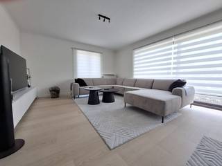 Op een centrale en gegeerde locatie in Lokeren bevindt zich dit prachtige, instapklare appartement van maar liefst 106 m², inclusief ondergrondse parkeerplaats. Het appartement is gelegen op de tweede verdieping en is bereikbaar met de lift.<br />Via de inkomhal komt u in de stijlvolle en bijzonder lichtrijke leefruimte. Dankzij de grote raampartijen geniet u de hele dag van een veel lichtinval, wat zorgt voor een warm en ruimtelijk gevoel. <br />De volledig uitgeruste keuken beschikt over alle nodige toestellen en biedt bovendien toegang tot een aparte berging. Een absolute meerwaarde zijn de drie terrassen, waarvan telkens één aansluit op de woonkamer, de keuken en de slaapkamer. Zo kunt u op elk moment van de dag genieten van een zonnig of rustig plekje buiten.<br />De ruime master bedroom bevindt zich naast de recent volledig vernieuwde badkamer, uitgerust met een dubbel lavabomeubel, ligbad en afzonderlijke douche. Daarnaast beschikt het appartement over een tweede kamer die perfect kan dienen als slaapkamer, bureau, dressing of hobbyruimte.<br />Als extra troef is de ondergrondse parkeerplaats rechtstreeks bereikbaar via de lift en inbegrepen in de vraagprijs.<br />Bent u op zoek naar een ruim, lichtrijk appartement met alle comfort op een uitstekende locatie in Lokeren? Aarzel dan niet en maak vandaag nog een afspraak voor de bezoeknamiddag op zaterdag 13 juni 2026 tussen 14.00 uur en 17.00 uur.<br /><br />Stedenbouwkundige inlichtingen in aanvraag