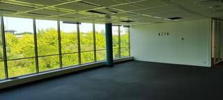 Kwalitatief kantoor van 300 m² te huur op een fantastische locatie nabij de R0 te Anderlecht. De gemeubelde kantoorruimte is van alle...