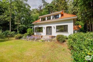 Charmante woning nabij het centrum van Heide-Kalmthout, met o.a. 3 slaapkamers, 2 badkamers, knusse en lichtrijke leefruimte, open ingerichte...
