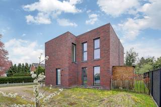 Ben je op zoek naar een recent gebouwd huis?<br />Dan is deze open bebouwing met een E-peil van 17 vast iets voor u.<br />Op het gelijkvloers is er een mooie inkomhal, een leefruimte met open, volledig ingerichte keuken en een handige wasplaats/berging met ingemaakte kasten.<br />Boven zijn er drie slaapkamers, een prachtige badkamer met bad en douche en een apart toilet.<br />Het huis is gelegen op een volledig omheind perceel van juist geen 6 are en is voorzien van een tuinhuisje met overdekt terras.<br />Extra troeven: ventilatie type D, EPC klasse A, zonnepanelen, zonnewering aan de ramen in de achtergevel, airco's.<br /><br />Heb je interesse en wil je het huis eens graag bezichtigen? Bel dan gerust op het nummer 0491 15 30 43 of mail naar hallo@nielsvastgoed.be Ik help u graag verder.