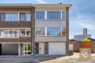 Ontdek deze ruime bel-etagewoning op een uitstekende locatie in het centrum van Aarschot. Dankzij de centrale ligging geniet je hier van het comfort om alle dagelijkse voorzieningen binnen handbereik te hebben. Winkels, scholen, horeca en openbaar vervoer bevinden zich vlakbij, terwijl ook de oprit van de E314 vlot bereikbaar is. De woning biedt maar liefst 205 m² bewoonbare oppervlakte en staat op een perceel van 2a 30ca. Binnenin vind je aangename en ruime leefruimtes met tal van mogelijkheden om er een gezellige thuis van te maken. Met drie volwaardige slaapkamers en een badkamer is er voldoende plaats voor een gezin, thuiswerk of een extra hobbyruimte. Een belangrijke troef is de inpandige en tweede garage, die zorgen voor extra parkeer- en bergruimte – een absoluut pluspunt in het centrum. De woning beschikt over EPC-label D. Ben je op zoek naar een ruime woning met garage, veel potentieel en vooral een bijzonder gunstige ligging in Aarschot? Dan is deze bel-etagewoning zeker een bezoek waard.