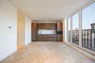 Gerenoveerd appartement op de tweede verdieping van een volledig vernieuwd kleinschalig gebouw. In een zijstraat grenzend aan het...