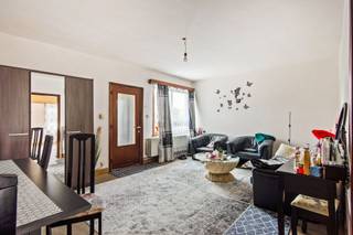<p><span>Bent u op zoek naar een appartement dat u volledig naar eigen smaak kan inrichten? Dan is dit appartement op de eerste verdieping in een kleinschalige residentie met slechts twee appartementen zeker een bezoek waard.</span></p><p><span>Via de inkom komt u in de </span><span>ruime woonkamer</span><span>, met aansluitend de </span><span>keuken</span><span>. Vooraan bevindt zich een </span><span>ruime slaapkamer</span><span>, terwijl achteraan de </span><span>badkamer</span><span> en een </span><span>praktische berging</span><span> zijn ondergebracht. Vanuit de keuken heeft u toegang tot een </span><span>gezellig privatief terras</span><span>, waar u in alle rust van het buitenleven kunt genieten. Bovendien beschikt het appartement over een </span><span>privatieve kelderberging</span><span>, ideaal als extra opslagruimte.</span></p><p><span>Een belangrijke troef is het ontbreken van </span><span>gemeenschappelijke kosten</span><span>, wat resulteert in lage vaste maandelijkse lasten. Daarnaast biedt het appartement nog extra potentieel: de </span><span>EPC-score kan eenvoudig verbeterd worden door het dak te isoleren</span><span>.</span></p><p><span>Dankzij de kleinschalige residentie, het privatieve terras en de interessante mogelijkheden is dit appartement zowel </span><span>ideaal voor eigen bewoning</span><span> als </span><span>een uitstekende investering</span><span>.</span></p>