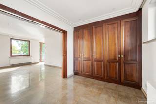 Dit rustig gelegen stijlvol tweeslaapkamerappartement van 130 m² biedt je in het hart van Anzegem een uitzonderlijke woonbeleving, waar ruimte, comfort en tijdloze elegantie elkaar versterken. Vanaf het moment dat je binnenkomt, voel je de warme sfeer dankzij de verfijnde houten accenten en natuurlijke materialen.<br /><br />De <strong>volledig uitgeruste keuken</strong>, met houten kasten en een elegant granieten werkblad, vormt een harmonieuze en praktische plek voor wie graag kookt. De aansluitende eetruimte vloeit naadloos over in de <strong>gezellige zithoek met parketvloer </strong>— de ideale setting om thuis volop te genieten.<br /><br />Daarnaast geniet je van een ruim, <strong>zuid terras van 29 m².</strong><br /><br />De <strong>twee comfortabele slaapkamers en de verzorgde badkamer met ligbad</strong> bieden je alle ruimte om na een drukke dag heerlijk tot rust te komen. Dankzij de vele ingemaakte kasten geniet je bovendien van discrete en efficiënte opbergruimte doorheen de hele woning.
<h3>Praktisch</h3>

<ul>
	<li>Huurprijs: € 750 / maand</li>
	<li>Syndic: € 60 / maand</li>
	<li>Optionele garage: € 50 / maand</li>
</ul>

<h3>Interesse? Schrijf je in voor het bezoekmoment op 4 december (16u–17u) of 8 december (16u30–17u30).</h3>
Kies een tijdsslot naar keuze via de zwarte knop 'maak nu een afspraak' op onze website. Heb je vragen? Contacteer Sarah via sarah@maesconceptimmo.be.