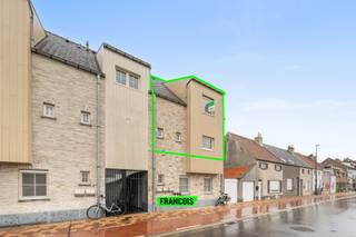 Dit prachtige duplexappartement bevindt zich in een kleinschalige, recente residentie (2016) en combineert moderne wooncomforten met een rustige, aangename ligging.<br /><br />Bij het betreden van het appartement word je verwelkomd in een ruime inkomhal met gastentoilet. Aansluitend tref je de lichtrijke leefkeuken, die is uitgerust met veel bergruimte en alle nodige toestellen. De open indeling vloeit mooi over in de gezellige leefruimte, die directe toegang biedt tot het ruime zonneterras met een zeer gunstige oriëntatie.<br /><br />Verder is er op het gelijkvloers een praktische, ruime berging voorzien met aansluiting voor wasmachine en droogkast. Op de verdieping bevindt zich de nachthal die toegang geeft tot twee volwaardige slaapkamers en een comfortabele, ruime badkamer met inloopdouche.<br /><br />Het appartement wordt verwarmd via centrale verwarming op aardgas en beschikt over een conforme elektrische keuring. Daarnaast is er een ventilatiesysteem type C aanwezig.<br /><br />De ligging in een rustige straat met ruime parkeermogelijkheden vormt een extra troef. Bovendien is er in het gebouw een gemeenschappelijke fietsenberging aanwezig. Kortom: een instapklaar, energiezuinig en modern duplexappartement op een uitstekende locatie. Perfect voor wie comfortabel en zorgeloos wil wonen!<br /><br />