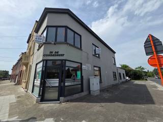 Goedgelegen gebouw, voorheen café met bovenliggende woonst. Zeer ruim pand met bijkomende troeven zoals de hoekligging, garage en privé parking. Bestaande uit café met sanitair, keuken en living, grote berging en garage en kelder. Boven zijn er 2 slaapkamers en een badkamer, tevens nog zolderverdieping. Kleinschalig project is tevens mogelijk, een handelsgelijkvloers met 2 appartementen!