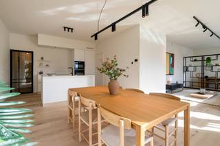 Exclusief en instapklaar penthouse in hartje Merelbeke – wonen in alle rust, comfort en luxe
Droomt u van een uniek penthouse waar ruimte, licht, comfort en een uitstekende ligging perfect samenkomen? Dan is dit prachtige, instapklare penthouse in het hart van Merelbeke absoluut een bezoek waard.
Gelegen in het stijlvolle en kleinschalige nieuwbouwproject De Wisselaar, biedt dit bijzondere appartement een uitzonderlijke woonbeleving op een toplocatie. De royale raampartijen zorgen voor een overvloed aan natuurlijk licht en versterken het aangename, open gevoel in de ruime leefruimtes. De warme uitstraling van de parketvloer, de verzorgde afwerking en het feit dat het penthouse volledig professioneel geschilderd werd, maken dat u hier zonder zorgen meteen kunt intrekken.
Een absolute troef is het prachtige, brede en zuidgerichte terras. Hier geniet u volop van de zon, van een rustig ontbijt tot lange, gezellige avonden buiten. De aanwezige zonwering en zonneluifel zorgen bovendien voor extra comfort op warme dagen.
Het penthouse beschikt over twee volwaardige slaapkamers en twee badkamers.
Ook op praktisch vlak ontbreekt het u aan niets. Er is een ruime fietsenberging op het gelijkvloers en een private kelderberging (aan te kopen). Daarnaast koopt u uw eigen garagebox en kan ook een staanplaats bij aangekocht worden.
Een groene, autovrije omgeving in volle ontwikkeling
Wat deze locatie extra bijzonder maakt, is de prachtige omgeving die hier verder wordt gerealiseerd. Het plein voor het project wordt groen en sfeervol aangelegd, met beplanting en wadi’s die bijdragen aan een aangename, duurzame leefomgeving. De publieke ruimte wordt autovrij ingericht, met aandacht voor voetgangers en fietsers. Ook in de onmiddellijke omgeving zijn er parkeermogelijkheden, waaronder een groene parking en de gemeentelijke parking.
Bovendien bevindt u zich hier op wandelafstand van winkels, horeca, diensten en alle dagelijkse voorzieningen. U woont dus midden in Merelbeke, met alles binnen handbereik en tegelijk in een aangename, groene omgeving.
Het project is bovendien ontworpen met aandacht voor duurzaam en toekomstgericht wonen, zonder fossiele brandstoffen en volgens de toepasselijke regelgeving. Een belangrijke troef voor wie vandaag bewust kiest voor comfort en energiezuinigheid.
Een unieke kans in een project met uitstraling
De Wisselaar is een bijzonder woonproject waar kwaliteit, architectuur en een aangename leefomgeving centraal staan. Intussen is al 90 % van het project verkocht, wat de aantrekkingskracht ervan onderstreept.
De omgeving heeft alles in zich om uit te groeien tot een levendige en gegeerde plek in Merelbeke: een mooie combinatie van wonen, groen, bereikbaarheid en voorzieningen.
Ontdek zelf de charme van dit bijzondere penthouse en laat u verrassen door de ruimte, het licht en de unieke ligging.
Exclusief te koop aangeboden via de Oximo online verkoopsprocedure. Voor registratie en aanvaarding van de verkoopsvoorwaarden zie www.oximo.be.