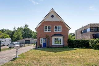 <h3><span><strong>Charmante landelijke woning op een prachtig perceel van 1.560 m² in Retie</strong></span><span></span></h3>
<p>De woning combineert een warme, landelijke uitstraling met een verzorgde afwerking.</p>
<p>Via de inkomhal komt u terecht in de gezellige leefruimte. Dankzij de vele raampartijen geniet u hier van een aangename lichtinval en een mooi uitzicht op de tuin.</p>
<p>Aansluitend bevindt zich de volledig uitgeruste leefkeuken met kwalitatieve Smeg-toestellen. Verder beschikt het gelijkvloers over een badkamer met ligbad, lavabomeubel en toilet, een ruime wasberging, een apart gastentoilet, en een handige kelder.</p>
<p>Op de eerste verdieping bevinden zich drie volwaardige slaapkamers. De zolder, bereikbaar via een vlizotrap, biedt extra bergruimte.</p>
<p>Buiten is het heerlijk vertoeven in de ruime, groene tuin. De vrijstaande dubbele garage biedt plaats aan meerdere wagens en is eveneens ideaal als hobby- of bergruimte.<br /><br /><em><span>Specificaties:</span></em><br /><em>- Groot perceel: 1560m²</em><br /><em>- Schrijnwerk: hout met HR beglazing</em><br /><em>- EPC: D-label - 371 kWh / (m² jaar)<br />- Verwarming op aardgas<br />- Dubbele garage (65m²)<br />- Tuin op het zuiden</em></p>