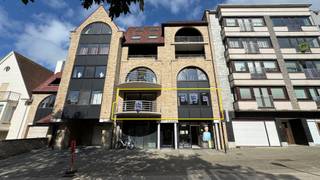 Appartement spacieux bénéficiant d'un emplacement privilégié, comprenant 3 chambres et la possibilité d'acquérir un double garage.<br /><br />Hall d'entrée, salon lumineux avec terrasse, cuisine équipée, trois chambres, salle de bains avec baignoire et double lavabo, toilette séparée, débarras et grande terrasse à l'arrière.<br /><br />Possibilité d'acheter le double garage pour 130.000€.<br /><br />Idéal comme investissement ou résidence secondaire.<br /><br />PEB: 112 kWh/(m² an) - Label B<br /><br />Plus d'info et documents sur www.immodepanne.be