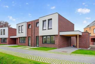 Energiezuinig en duurzaam wonen, dat kan u binnenkort in centrum Nijlen.<br />Deze nieuwbouwwoning met 3 slaapkamers en zuid-tuin ligt op een toplocatie. Zeer rustig gelegen maar toch op minder dan 100 meter van het dorpscentrum.<br />De woning wordt uitgerust met energiezuinige en duurzame technieken zoals een warmtepomp, vloerverwarming, ventilatiesysteem, regenwaterrecuperatie, zonnepanelen, ....<br />Deze tijdloze gezinswoning biedt u alle comfort en heeft volgende indeling:  <br /><br />GLV – inkom; gastentoilet; woonkamer met ingerichte open keuken en directe toegang tot terras en tuin; technische berging (aansluiting WM/DK en technieken).<br />Bovenverdieping – 3 ruime slaapkamers en ruime badkamer met inloopdouche, dubbele lavabo en toilet.  <br />Terras en tuinzones worden aangelegd. De tuin wordt omheind en voorzien van een ruime tuinberging. <br /><br />U kan de laatste details van deze woning conform het lastenboek nog afwerken volgens uw stijl en smaak. Aankoop onder stelsel van registratierechten (grond) en BTW (woning). Een ondergrondse parking is verplicht aan te (huur-)kopen.<br /><br />Bekijk nu al de foto's op onze website www.dplusvastgoed.be<br />Voor meer informatie of voor een bezoek bel 0475 59 90 00 of mail yves@dplusvastgoed.be
