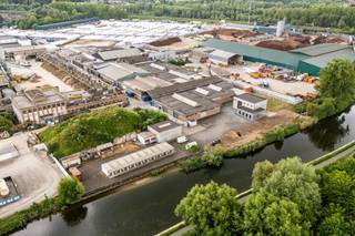 Dit project op de Unalsite van Geraardsbergen op een perceel van 3670 m2 omvat : 1. Kantoorruimte met woning Totale beschikbare oppervlakte...