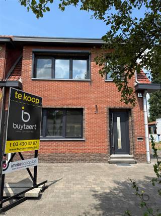 ZEER RUSTIG GELEGEN INSTAPKLARE GEZINSWONING IN RUSTIGE STRAAT!Ontdek deze ruime lichtrijke familie woning, gelegen in een rustige straat net buiten...