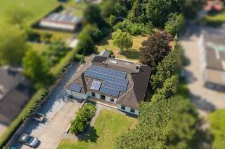 Op één van de meest gegeerde en rustige locaties van Bonheiden bevindt zich deze karaktervolle vrijstaande laagbouwvilla op een prachtig zuidwest georiënteerd perceel van maar liefst 3.785 m².<br /><br />Deze unieke eigendom combineert ruimte, privacy, natuur en een uitstekende bereikbaarheid. Achteraan het perceel is beschermd bosgebied waardoor rust en privacy blijvend gegarandeerd zijn. Dankzij de zuidwestoriëntatie geniet u bovendien de volledige dag van zon op het ruime terras en in de tuin.<br /><br />Met een bewoonbare oppervlakte van circa 309 m² biedt deze woning tal van mogelijkheden voor gezinnen, thuiswerkers, zelfstandigen of kandidaat-kopers die op zoek zijn naar een woning die kan meegroeien met hun toekomstplannen.<br /><br />Binnenin geniet u van ruime leefruimtes, veel natuurlijke lichtinval, recent vernieuwde badkamers en een gunstige EPC B-score. De volledig geïsoleerde zolder biedt bovendien mogelijkheden voor extra slaapkamers, een kangoeroewoning, praktijkruimte of aparte leefunit.<br /><br />De R6 ligt op slechts 3 minuten rijden, terwijl Mechelen, Antwerpen, Brussel en Brussels Airport vlot bereikbaar zijn. Met parkeergelegenheid voor meerdere voertuigen, een ruime garage en een uitzonderlijk perceel vormt deze eigendom een zeldzame opportuniteit in het hart van Bonheiden.<br /><br />Een woning die u niet alleen bezoekt, maar beleeft.<br /><br />Afspraak via de eigenaar Valentino:<br /> +32456710695<br /><br />De algemene voorwaarden van Dewaele DIY kunt u steeds raadplegen via dewaele.com.<br /><br />Bestuursmaatregelen in het maatregelenregister: nee
