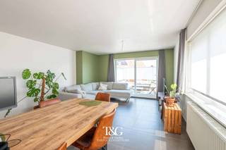 Klassevol, modern en energiezuinig appartement met uitstekende bereikbaarheid.<br /><br />Indeling: inkomhal met apart toilet, leefruimte met volledig uitgeruste open keuken (oven, microgolf, afwasmachine, koelkast) en aparte berging/wasruimte, twee slaapkamers, badkamer met lavabo, bad en douche, ruim terras.<br /><br />De vraagprijs is inclusief 2 autostaanplaatsen!<br /><br />Contacteer ons voor meer informatie of een bezoek.