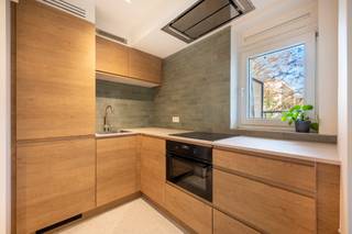 <p><span>Quares - TREVI Groep presenteert :<br />Indeling</span>: <br />Deze instapklare en volledig gerenoveerde studio (2025) met een bewoonbare oppervlakte van 47 m² combineert comfort, functionaliteit en een stijlvolle afwerking op een rustige ligging in Berchem, in de De Roest d’Alkemadelaan.<br /><br />Via de inkomhal betreedt u de lichtrijke hoofdkamer, slim ingericht als gezellige leef- en slaapruimte, waardoor de ruimte optimaal wordt benut. De studio werd met veel smaak en kwalitatieve materialen vernieuwd, wat zorgt voor een moderne en warme uitstraling. Aansluitend vindt u een afzonderlijke keuken en een aparte douchekamer met wc en enkele wastafel, waar bovendien een ingemaakte kast voorzien is met aansluiting en ruimte voor een wasmachine, wat extra comfort en praktische bergruimte biedt.<br /><br />Buiten geniet u van een aangenaam terras van 8 m², ideaal om rustig te ontspannen. Bovendien beschikt de studio over elektrische rolluiken, een kelderberging en toegang tot een gemeenschappelijke fietsenstalling.<br /><br />Het pand bevindt zich in een goed onderhouden gebouw met conciërge en zonder geplande toekomstige kosten. De studio zelf is volledig conform en energiezuinig, met EPC B, een asbestveilig attest en een goedgekeurde elektrische installatie. De maandelijkse kosten bedragen circa €160, inclusief gas- en waterverbruik van de privatieve delen.<br /><br /><strong>Een autostaanplaats is optioneel bij aan te kopen (€16.000).</strong><br /><br /><span>Omgeving</span>:<br />De studio is rustig gelegen, in een aangename en groene woonomgeving met toch een uitstekende bereikbaarheid. Op korte afstand bevindt zich de Campus Middelheim van de Universiteit Antwerpen, wat de ligging extra interessant maakt voor studenten of als investering.<br /><br />Daarnaast geniet u van vlotte verbindingen met het openbaar vervoer (tram en bus) en ligt het station Antwerpen-Berchem vlakbij. Belangrijke invalswegen en de ring zijn snel bereikbaar, waardoor u zich moeiteloos naar het centrum van Antwerpen en omliggende gemeenten verplaatst. In de directe omgeving vindt u bovendien tal van winkels, supermarkten en buurtvoorzieningen, evenals groene ontspanningsmogelijkheden zoals het Middelheimpark, ideaal voor wandelen of sporten. Kortom: een rustige maar strategische ligging met alles binnen handbereik.</p>