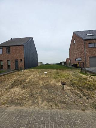 Cette parcelle à bâtir, idéalement située pour une maison 3 façades, se trouve dans la Dorpstraat à Ransberg, un noyau villageois verdoyant...