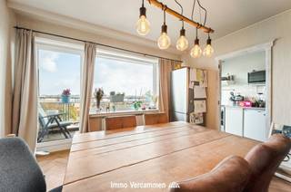 <p><span>Ruim appartement met 2 slaapkamers, gelegen op de stadsrand van Mechelen.</span></p><p><span> </span></p><p><span>Dit appartement is uitermate goed gelegen, op wandelafstand van het centrum. Het appartement bevindt zich op de 5de verdieping van de residentie Van Kesbeeck, te bereiken via trap en lift. Verder beschikt het appartement over een ruime inkomhal, leefruimte die uitgeeft op het eerste terras, keuken, vernieuwde badkamer met inloopdouche, apart toilet, twee slaapkamers en het tweede terras met een subliem uitzicht op stad Mechelen.</span></p><p><span>Dit appartement is uitermate geschikt voor zowel investering als eigen bewoning. </span></p><p><span> </span></p><p><span>Privatieve kelder en een gemeenschappelijke fietsenberging aanwezig.  </span></p><p><span>Interesse in dit pand? Kom de troeven van de woonst ter plaatse ontdekken en maak een afspraak: 015/755 444 of info@immovercammen.be </span></p><p><span> </span></p>