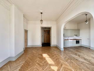 Dit elegante en ruime 2-slaapkamerappartement ligt op de tweede verdieping in de groeiende en levendige wijk Zurenborg, op wandelafstand van leuke cafés, openbaar vervoer en het Centraal Station.<br /><br />Bij het betreden van het appartement komt u binnen in de lichtrijke en ruime leefruimte, die mooi aansluit op de praktische, moderne en open keuken. Het appartement beschikt over twee slaapkamers (+/- 17 m² en +/- 8 m²), elk met een aansluitende badkamer. Verder is er een apart toilet en een praktische berging met aansluiting voor een wasmachine.<br /><br />Bewoners hebben tevens toegang tot het gemeenschappelijk dakterras met een schitterend uitzicht over de stad, en kunnen gebruikmaken van de fitnessruimte met sauna, perfect om te ontspannen na een drukke dag.<br /><br />Huurprijs: €1.400,00 per maand + €175,00 gemeenschappelijke kosten.<br />Elektriciteit en gas zijn individueel.<br />Water met individuele tussenmeter, wordt jaarlijks afgerekend. <br /><br />Het appartement is onmiddellijk beschikbaar. <br /><br />Voor meer informatie of een afspraak voor een bezichtiging kan u contact opnemen via 03 203 02 02 of immo@sidimex.be