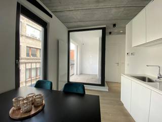 <p>Prachtig appartement van ca 58 m² in de rustige Bervoetstraat. Een super centrale locatie, vlakbij de Oudaan en ideaal gelegen tussen het bruisende Zuid en de leuke shoppingbuurt van Antwerpen. Ook op vlak van bereikbaarheid zit u hier perfect met de oprit van de Ring en openbaar vervoer in de nabijheid.<br /><br />Het appartement is uiterst modern afgewerkt met oog voor elk detail. Een lichte parket werd volledig doorgetrokken en creëert een warme sfeer. De driedubbele beglazing in de ramen garandeert de stilte in het appartement. De leefruimte heeft een aangename lichtinval dankzij de verscheidene grote raampartijen. De moderne open keuken is uitgerust met alle nodige toestellen: koelkast, diepvriezer, vaatwasser, oven en kookvuur.<br /><br />Een grote troef van het appartement is het overdekte terras van ca 4 m².<br /><br />De slaapkamer is aangenaam ruim. Deze kan gebruikmaken van de badkamer afgewerkt met keramische marmertegels en voorzien van regendouche, stijlvol lavabomeubel en toilet.<br /><br />Praktische berging met aansluitingen voor wasmachine en droogkast.<br /><br />Gemeenschappelijke lasten: 25 Euro per maand.<br />Alle nutsvoorzieningen (gas, water en elektriciteit) zijn privé op te nemen door de huurder.<br /><br />Beschikbaar vanaf 1 augustus 2026.</p>