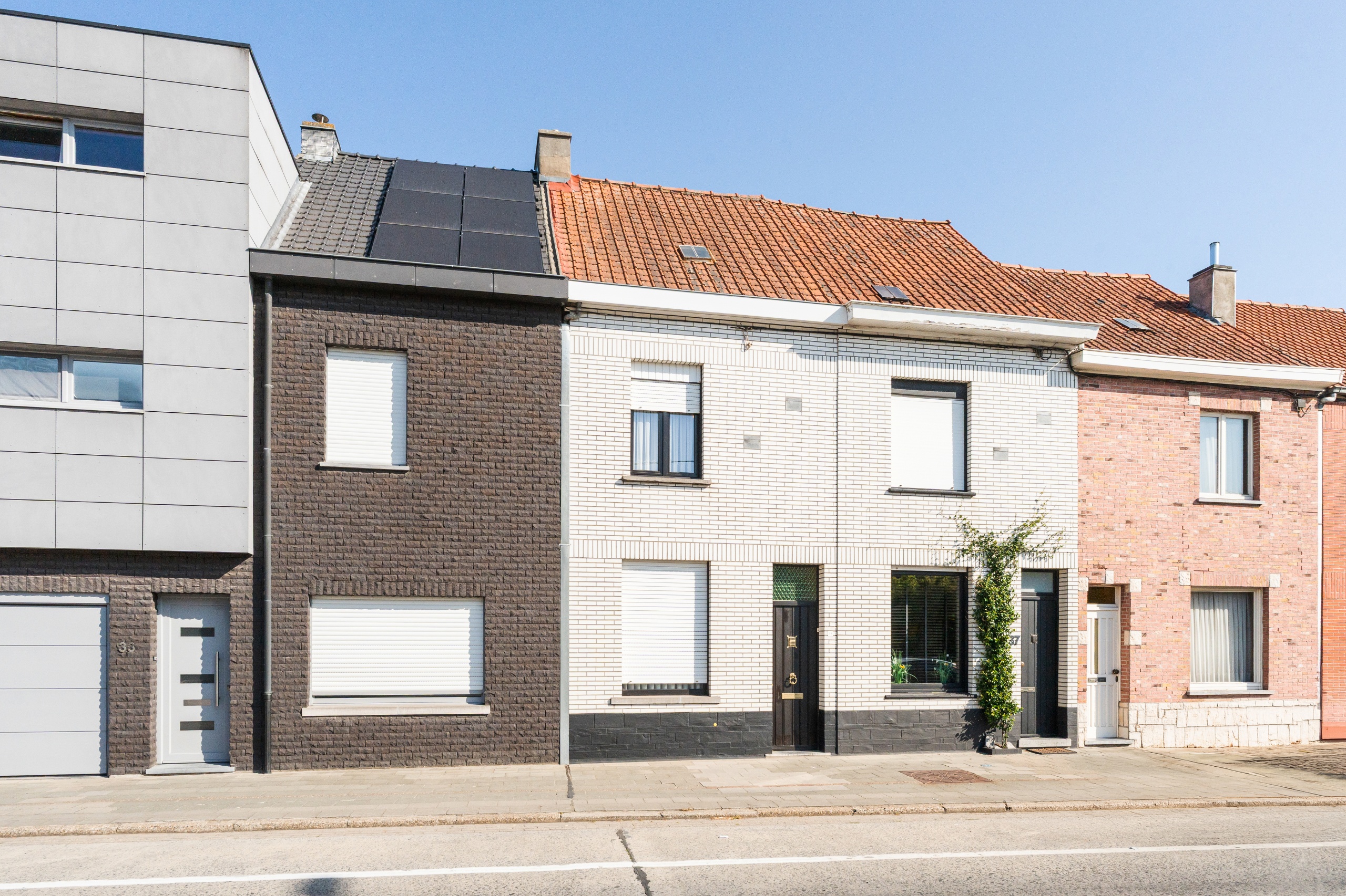 Centraal gelegen te renoveren rijwoning met garage en uitweg in Harelbeke - foto 3