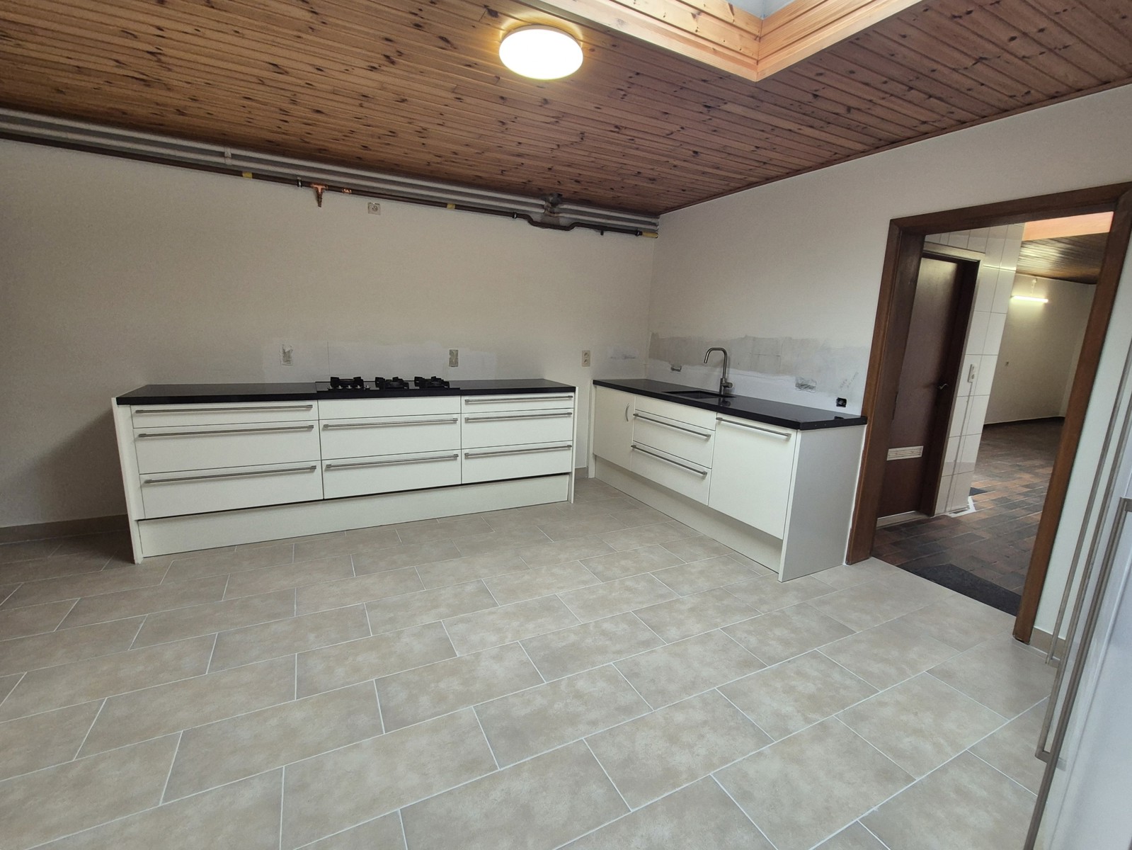 Rijwoning gelegen dichtbij het centrum van Mol. - foto 4