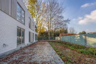 AANKOOP MOGELIJK AAN 6% BTW. INFORMEER NU NAAR DE VOORWAARDEN<br /><br />Woonproject Ganzenkuil in het centrum van Westmalle, wonen in het park.<br /><br />Woonproject Ganzenkuil zal bestaan uit 12 exclusieve appartementen en 10 ruime woningen. Elke woning en elk appartement is zorgvuldig ontworpen met aandacht voor detail en comfort. Met ruime interieurs, hoogwaardige afwerkingen en grote ramen die overvloedig daglicht binnenlaten, wordt u omringd door een sfeer van luxe en welzijn. Of u nu kiest voor een knusse woning met een eigen tuin of een elegante loft met een weids uitzicht, hier vindt u de perfecte woonruimte die naadloos aansluit op uw levensstijl en behoeften. Elke woning en elk appartement heeft een E-peil onder 30, dit onder meer dmv warmtepompen.<br /><br />Hoewel u zich midden in de rustige groene omgeving bevindt, bent u slechts enkele stappen verwijderd van het levendige dorpscentrum. Daarnaast biedt de omgeving volop mogelijkheden voor ontspanning en recreatie, met prachtige wandel- en fietsroutes in de nabijgelegen bossen en parken. <br /><br />Aarzel niet om uw droom waar te maken. Hier kunt u genieten van een perfecte balans tussen comfort en natuur, terwijl u profiteert van de nieuwste duurzame technieken. Neem vandaag nog contact met ons op en ontdek hoe u deel kunt uitmaken van deze buitengewone gemeenschap. <br /><br />Prijzen van de appartementen starten vanaf € 295 000,00.<br /><br />Info en verkoop:<br />De verkoop geschiedt onder BTW op het constr en registratierechten op grondaandeel, onder de voorwaarden van de wet Breyne. Voor meer info of een verkennend gesprek, contacteer Karin 0486/97 84 27 of karin@reds.be