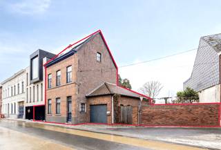 <p>Ben je op zoek naar een ruime, instapklare woning met uitstekende bereikbaarheid én moderne voorzieningen? Deze charmante halfopen bebouwing, gelegen op wandelafstand van het station van Wetteren, combineert karakter, comfort en energiezuinig wonen. Dankzij de aanwezige traplift is deze woning bovendien bijzonder geschikt voor wie comfortabel en levensloopbestendig wil wonen.<br /><br />Indeling<br />Gelijkvloers:<br />- Ruime inkomhal<br />- Lichtrijke woonkamer<br />- Lichtrijke eetkamer<br />- 2 afzonderlijke keukens met directe verbinding naar de tuin<br />- 2 garages (langs beide zijden van de woning)<br />- Apart toilet<br />- Praktische doucheruimte met toilet<br />- Ruime tuin met vijver<br /><br />Eerste verdieping:<br />- Slaapkamer met ensuite badkamer<br />- Slaapkamer met lavabo<br /><br />Tweede verdieping:<br />- Ruime slaapkamer met ensuite badkamer<br />- Infrarood sauna<br />- Bureau<br />- Royale nachthal<br /><br />Daarnaast beschikt de woning over een kelder, wat extra opslagruimte biedt.<br /><br />Energiezuinig &amp; comfortabel<br />- 12 zonnepanelen<br />- Thuisbatterij van 10 kWh<br />- Waterontharder<br />- Vloerverwarming, radiatoren en airco's<br />- Ventilatie type C<br />- Multisplit airco met 3 binnenunits<br />- Degelijke afwerking<br /><br />Troeven:<br />- Geschikt voor ouderen of minder mobiele personen<br />- Uitstekende ligging nabij station<br />- 2 garages<br />- 3 volwaardige slaapkamers + bureau<br />- Tuin<br />- Sauna<br />- Energiezuinige investeringen<br /><br />Een veelzijdige en verrassend ruime woning met tal van mogelijkheden, ideaal voor gezinnen of wie ruim en comfortabel wil wonen op een centrale locatie.<br /><br />Mis deze kans niet en vraag vandaag nog jouw bezoek aan voor het bezoekmoment op zaterdag 16/05 door contact op te nemen met Jill via jill.de.deurwaerdere@albert.immo of 0495 69 61 64. Een bezoek reserveren kan via de volgende link: https://www.albert.immo/listing/dwelling-for-sale-9230-wetteren-7683667<br /><br />Bij Albert kom je thuis!</p>