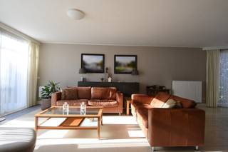 INDIEN U EEN BEZOEK WENST IN TE PLANNEN GELIEVE EEN BEZOEK AAN TE VRAGEN VIA WWW.HILLEWAERE.BE VIA DE RODE KNOP<br /><br />Deze moderne woning is gelegen langs de doorgaande weg op een boogscheut van centrum Ravels. De woning werd gerenoveerd in 2010 en ligt op een mooi perceel van ca. 850m². Alle vertrekken bevinden zich op de begane grond.<br /><br />Via de achterinkom met vestiairekasten en apart toilet kom je in de keuken welke voorzien is van alle nodige toestellen (vaatwasser, keramische kookplaat, koelkast en combi-oven) en zicht geeft op de tuin. Aansluitend is er een praktische berging met aansluiting voor wasmachine. De woonkamer met grote raampartijen en mooie openslaande deuren biedt tevens een fijn zicht op de tuin. Naast de woonkamer is een aparte kamer met ingemaakte kasten welke kan dienen als bureau of slaapkamer. Verder zijn er nog 2 ruime slaapkamers en 1 kleine kamer. De badkamer heeft een ligbad, douche, wastafel en toilet.<br />Buiten vinden we nog een afgesloten garage met sectionaalpoort. Deze heeft voldoende plaats voor de wagen, fietsen en eventueel nog wat extra spullen. De gezellige oostgerichte tuin is volledig omheind en heeft een terras welke voorzien is van een zonneluifel.<br /><br />Bijzonderheden:<br />- Beschikbaar vanaf 1/10/2026<br />- mooi perceel<br />- Garage<br />- Grote kelder