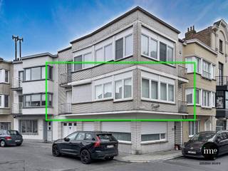 <p>Op zoek naar een instapklaar appartement aan de Belgische kust? Dan is dit prachtige appartement in een kleinschalige residentie aan de Molstraat 7 in Wenduine absoluut een bezoek waard.</p>
<p>Dit appartement werd in 2015 volledig gerenoveerd en combineert hedendaags wooncomfort met een uitstekende energiezuinigheid, resulterend in een gunstige EPC-score B. Dankzij de vele grote glaspartijen geniet u hier de hele dag door van een overvloed aan natuurlijk licht, wat zorgt voor een aangename en warme woonbeleving.</p>
<p>De indeling omvat een ruime leefruimte, twee volwaardige slaapkamers en maar liefst twee badkamers, ideaal voor gezinnen, tweedeverblijvers of wie graag gasten ontvangt.</p>
<p>De ligging is een absolute troef. Op wandelafstand bevindt u zich op het strand, de zeedijk, gezellige restaurants, winkels en de beroemde Spioenkop, vanwaar u een prachtig uitzicht heeft over de kustlijn. Dankzij de nabijheid van de kusttram bereikt u moeiteloos alle badplaatsen langs de Belgische kust.</p>
<p>Troeven:<br />• Volledig gerenoveerd in 2015<br />• EPC-score B<br />• 2 slaapkamers<br />• 2 badkamers<br />• Zeer lichtrijke leefruimte<br />• Kleinschalige mede-eigendom<br />• Op wandelafstand van zee, strand en winkels<br />• Ideaal als vaste woonst, tweede verblijf of investering</p>
<p>Interesse? Neem contact op met Immo Store via 02/203.03.03 of info@immo-store.be.</p>