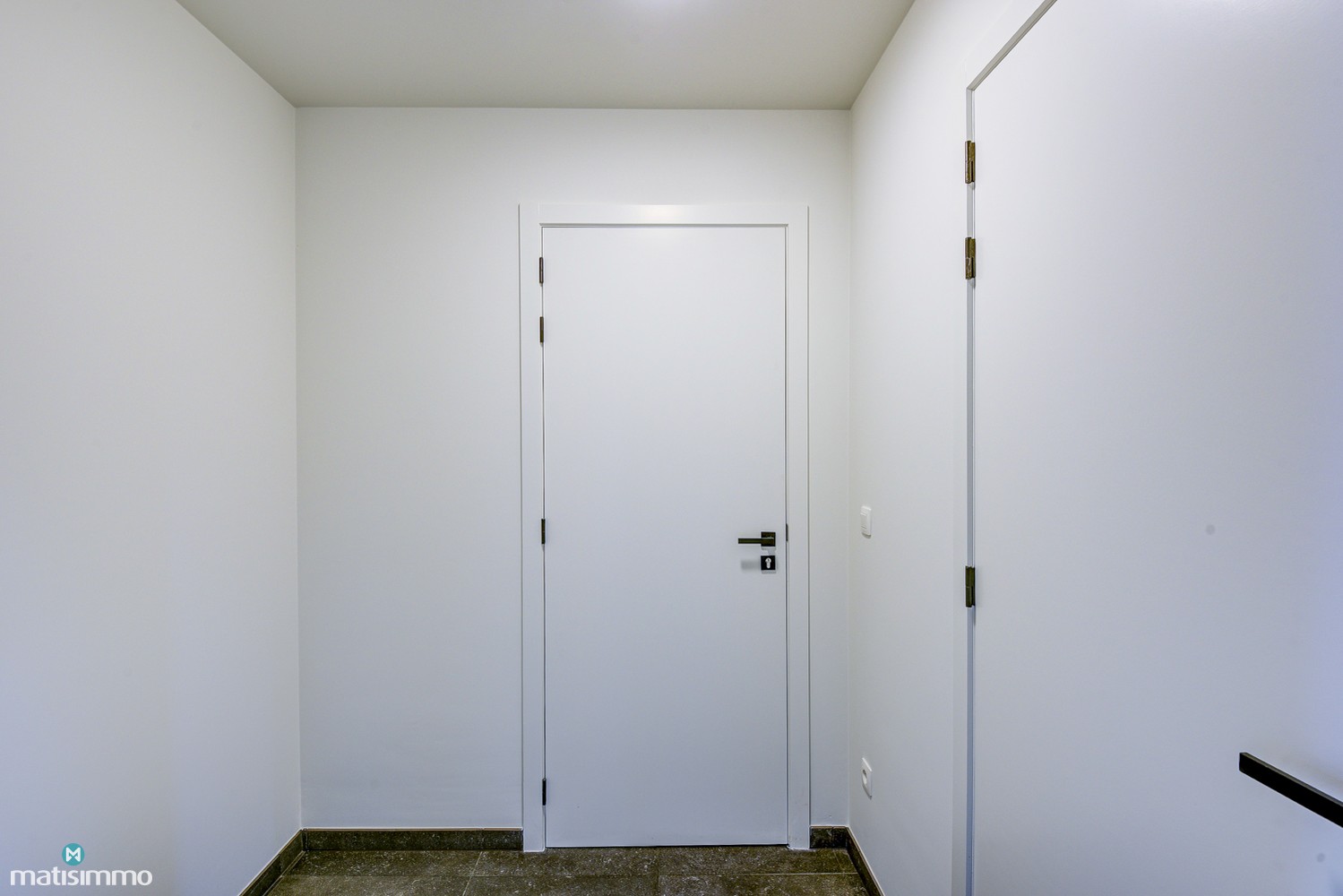 RUIM NIEUWBOUW APPARTEMENT MET 2 SLAAPKAMERS, TERRAS, GARAGE, AUTOSTAANPLAATS EN KELDERBERGING TE BEVERST - foto 5