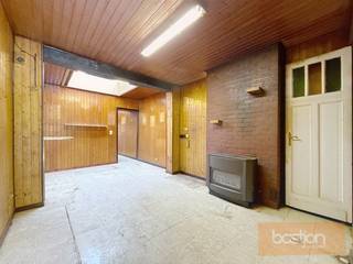 Deze volledig te renoveren woning beschikt over volgende indeling:Gelijkvloers met voorplaats, leefruimte, keuken, badkamer, berging en tuin.Eerste...