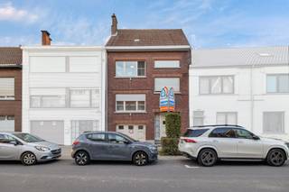 <p>Op een rustige en aangename ligging in Denderleeuw bevindt zich deze ruime, instapklare woning. Dankzij de gunstige ligging bevinden het treinstation, winkels en scholen zich in de nabije omgeving. Ook de oprit van de E40 bereikt men op slechts enkele minuten rijden. <strong>Een extra troef is het gunstige EPC-label B!</strong><br />Het gelijkvloers omvat een ruime inkomhal, een lichtrijke living met salon en eetplaats, een keuken en een praktische berging. Op de eerste verdieping bevinden zich een nachthal, drie volwaardige slaapkamers en een badkamer. De ruime zolderverdieping biedt bovendien mogelijkheden voor het creëren van extra slaapkamers of een polyvalente ruimte.<br />De woning is volledig onderkelderd en beschikt over een inpandige garage en bijkomende bergruimte.<br />Buiten geniet men van een gezellig terras en een aangename tuin waar men in alle rust kan ontspannen. Cv op aardgas - dak met pannen en isolatie - ramen in hout dubbel en enkel glas.<br /><strong>Een ideale gezinswoning die ruimte, comfort en een uitstekende bereikbaarheid combineert!</strong></p>