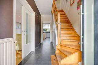<p><span>LICHTRIJKE EN INSTAPKLARE GEZINSWONING IN HET GEGEERDE ELSDONK</span></p><p><span>Op zoek naar een warme, ruime en instapklare gezinswoning op een uitstekende locatie? Deze woning in het geliefde Elsdonk combineert alles wat een gezin vandaag zoekt: ruimte, licht, comfort, praktische bergruimte en een uitstekende bereikbaarheid.</span></p><p><span>Vanaf het binnenkomen valt meteen de aangename lichtinval en open leefruimte op. De benedenverdieping vormt één mooi geheel en biedt volop ruimte voor een gezellige zithoek, eetplaats en keuken. Dankzij de uitstekende oriëntatie geniet de woning doorheen de dag van bijzonder veel natuurlijk licht en zon.</span></p><p><span>Op de eerste verdieping bevinden zich vier volwaardige slaapkamers en twee badkamers. Eén van de badkamers werd recent vernieuwd en is volledig instapklaar.</span></p><p><span>Ook aan praktische bergruimte is er geen gebrek. De woning beschikt over een ruime, droge kelder en een zolder, ideaal voor extra stockage.</span></p><p><span>Ook buiten zijn er verschillende praktische troeven: een eigen oprit en een handige fietsenberging zorgen voor extra comfort in het dagelijkse leven.</span></p><p><span>De ligging in Elsdonk is zonder twijfel één van de grootste troeven. Je woont er in een aangename, familiale omgeving, met een uitstekende verbinding naar Edegem, Antwerpen en de omliggende gemeenten. Winkels, scholen, openbaar vervoer en belangrijke verbindingswegen bevinden zich allemaal binnen handbereik.</span></p><p><span>Een instapklare gezinswoning met veel licht, ruimte en comfort, op een absolute toplocatie. Een woning waar alles klopt en waar je je meteen thuis voelt.</span></p>