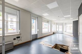 Uitstekend gelegen handelspand op de <strong>ring van Gent</strong>. Dit pand biedt een unieke kans voor ondernemers die op zoek zijn naar een <strong>strategische locatie</strong> met uitstekende bereikbaarheid. De commerciële ligging van het pand is ideaal voor een goede zichtbaarheid en het aantrekken van potentiële klanten.<br /><br />Het pand beschikt over een ruime en <strong>open commerciële ruimte</strong> die kan worden aangepast aan de behoeften van de nieuwe eigenaar, een apart toilet en een kleine keuken.<br /><br />Voor meer info contacteer Theo via: theo@convas.be
