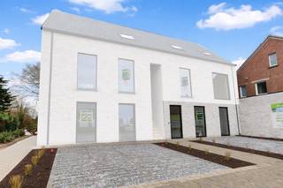Ontdek dit prachtige nieuwbouwproject aan de Hogestraat, met vier stijlvolle en energiezuinige stapelwoningen. Deze gelijkvloerse woning biedt...