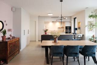 <p>Lichtrijk gelijkvloers appartement met 3 slaapkamers en ruim terras in centrum Oud-Turnhout</p><p>Dit ruime (137 m2) gelijkvloerse BEN 20 appartement ligt in het recente nieuwbouwproject Ter Dijke (bouwjaar 2022) vlakbij het centrum van Oud-Turnhout, met winkels, scholen en openbaar vervoer op wandelafstand.</p><p>De leefruimte, eetruimte en keuken (55 m2) vormen samen één brede, lichtrijke ruimte die uitkijkt op het groene terras. De keuken heeft kwalitatieve inbouwtoestellen zoals inductie kookplaat, oven, microgolfoven, afwasmachine en inbouwkoelkast van Siemens, een keukeneiland met opbergschuiven en ingemaakte kasten. Een ruime berging van 7,5 m2 aansluitend bij de keuken zorgt voor extra opbergruimte. Hier vind je ook het mechanische ventilatiesysteem, type D.</p><p>Er zijn twee ruime slaapkamers, waarvan één met ingemaakte kast, en een kleinere derde slaapkamer die ook geschikt is als bureau of logeerkamer. De hoofdslaapkamer heeft aansluitend een eigen badkamer met naast douche, wastafel en toilet ook een ingemaakte kastenwand.<br />De tweede badkamer heeft een douche, wastafel met vier schuiven en een ingemaakte kast..<br />Daarnaast ligt een extra berging met aansluiting voor wasmachine en droogkast.</p><p>Bij het appartement horen twee parkeerplaatsen met een breedte van 3,5 m (achter elkaar) in de ondergrondse parking en een ruime berging van 7,2 m2.</p><p>In de ondergrondse parking is er een gemeenschappelijke fietsenberging met fietsenlift en een ruimte voor de vuilniscontainers.</p>