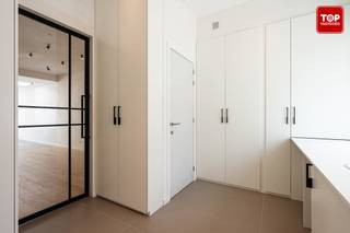 Deze smaakvol gerenoveerde woning is volledig instapklaar. Via de inkomhal, die tevens dienstdoet als praktische wasruimte en vestiaire, voorzien van stijlvolle maatwerkkasten, in deze ruimte is ook een apart toilet. De lichtrijke leefruimte vormt samen met de moderne, volledig uitgeruste keuken een aangename open woonomgeving. Dankzij de directe verbinding met het terras en de verzorgde tuin geniet u hier optimaal.<br /><br />Op de eerste verdieping vindt u een ruime slaapkamer met ingebouwde kasten en een badkamer, uitgerust met een ligbad, inloopdouche, lavabo en toilet. De tweede verdieping biedt plaats aan twee volwaardige slaapkamers, die eveneens beschikken over praktische maatwerkkasten.<br /><br />Ook op vlak van energieprestaties scoort deze woning uitzonderlijk goed. Dankzij de doorgedreven renovatie en de aanwezigheid van zonnepanelen behaalt de woning een uitstekende EPC-score van A+ (-4 kWh/m² per jaar). <br /><br />Gezien de nabijheid van de E17 en een spoorweg is deze woning niet geschikt voor mensen die gevoelig zijn aan geluid. <br /><br />Woning vrij bij akte. <br /><br />Contacteer Top Vastgoed voor een bezoek op 0475 700 700.