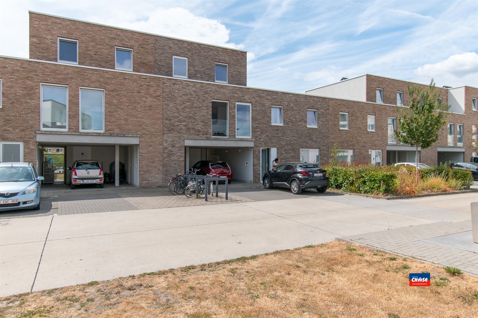 Nieuwbouw gezinswoning met 3 slaapkamers, oprit en tuin! - foto 1