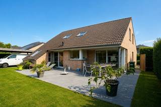 Roeselare –  <strong>stijlvolle villa</strong> met zonnige tuin, <strong>5 slaapkamers</strong>/bureel, dubbele garage en ruime carport. opp 564 m².<br /><br />Ontdek deze prachtige en <strong>uitstekend onderhouden villa</strong> in een rustige omgeving in Roeselare. Deze ruime woning <strong>combineert comfort, licht en functionaliteit</strong>, met maar liefst 4 slaapkamers op de verdieping én een extra bureau/slaapkamer op het gelijkvloers.<br /><br />Bij het binnenkomen word je verwelkomd in een lichtrijke inkomhal met gastentoilet. De ruime leefruimte baadt in het <strong>natuurlijke licht</strong> en sluit naadloos aan op de<strong> grote, volledig uitgeruste leefkeuken</strong> met zicht op het zonnige terras en de onderhoudsvriendelijke tuin. Verder beschikt het gelijkvloers over een praktische wasplaats met mogelijkheid tot extra douche, evenals een extra kamer die perfect dienst kan doen als bureau, hobbyruimte of slaapkamer.<br /><br />De <strong>dubbele garage</strong> biedt plaats aan 2 wagens en buiten geniet je van talrijke parkeermogelijkheden, aangevuld met een ruime <strong>carport voor minstens 3 extra voertuigen</strong>.<br />Op de eerste verdieping bevinden zich 4 volwaardige slaapkamers, een aparte dressing, een afzonderlijk toilet en een ruime badkamer uitgerust met zowel een bad als een douche.<br /><br /><u>Extra troeven</u><br /><br />Energiezuinige woning met laag EPC<br />Bewoonbare oppervlakte van 211 m²<br />Centrale verwarming<br />Zeer lichtrijke ruimtes<br />Rustige en aangename ligging<br />Ruime parkeermogelijkheden<br /><br />Instapklaar en klaar om jouw nieuwe thuis te worden!<br /><br />📞 Meer info of een bezoek?  Bel ons op 051/62 40 40